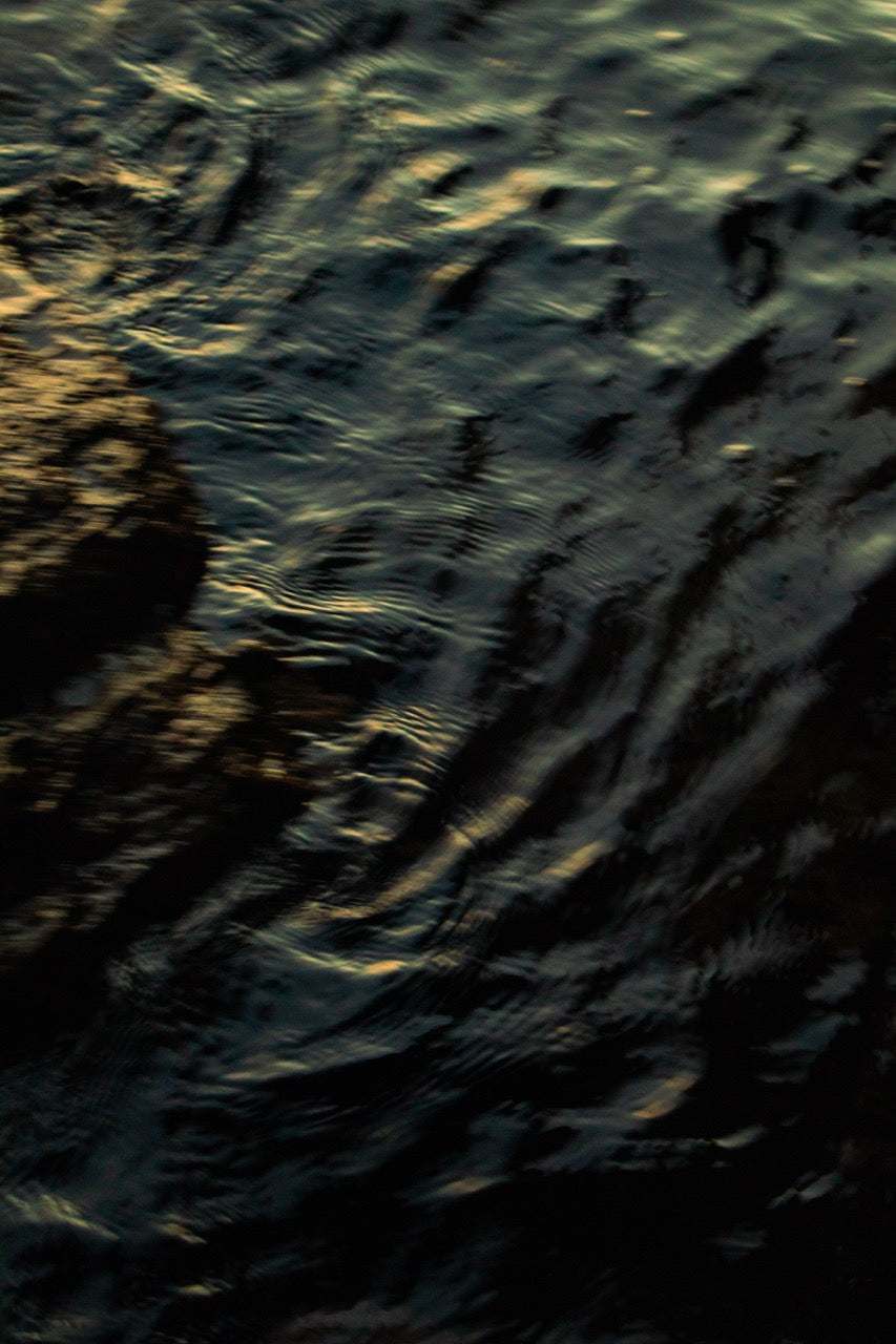 Superficie de agua oscura con reflejos